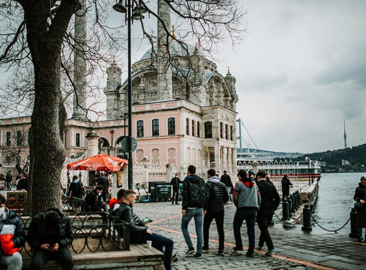 Siyasetin Gölgesinde: Toplumun Ülke Hakkında Hisleri