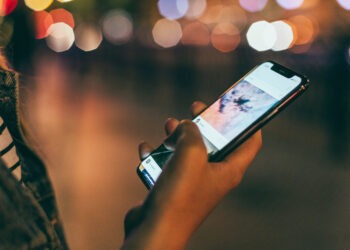 Ekran Süresi Artarken: Gençlik ve Sosyal Medya