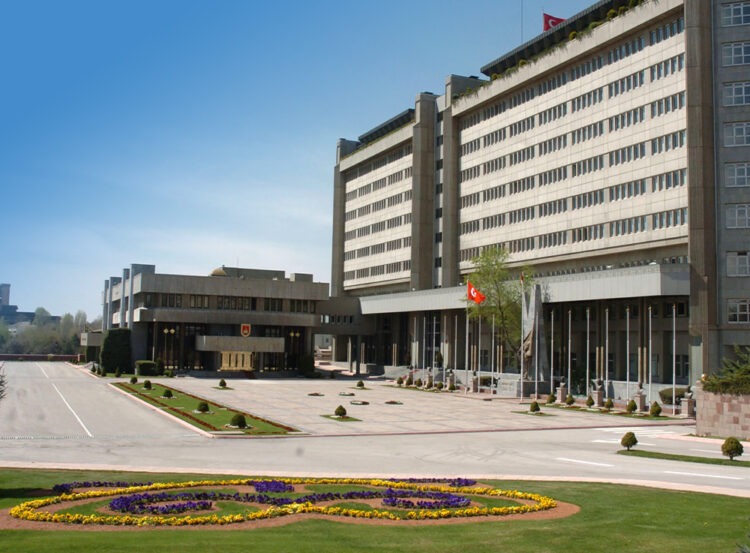 Toplum En Çok Hangi Kamu Kurumuna Güveniyor?