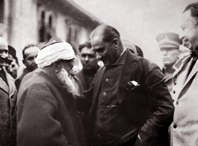 Cuma Hutbesinde Atatürk’e Yer Verilmemesine Toplumun Bakışı